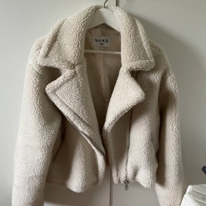 Höstjacka - Säljer min höstjacka i gräddvit/ ljusbeige i teddy. Storlek 34  Bra skick❤️