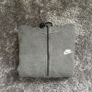 Nike Hoodie - Riktigt snygg hoodie från nike. Storlek L. I använt skick. Om du har frågor är det bara att ställa de i dm!🙂