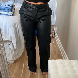 Skinnbyxor  - Säljer mina gamla favorit skin byxor ifrån Berskha, sälj inte längre. De är midwaist och raka/vida i modellen. Storlek S, det har tyvärr blivit försmå för mig. Möts i sthlm och fraktar, pris kan diskuteras💝 