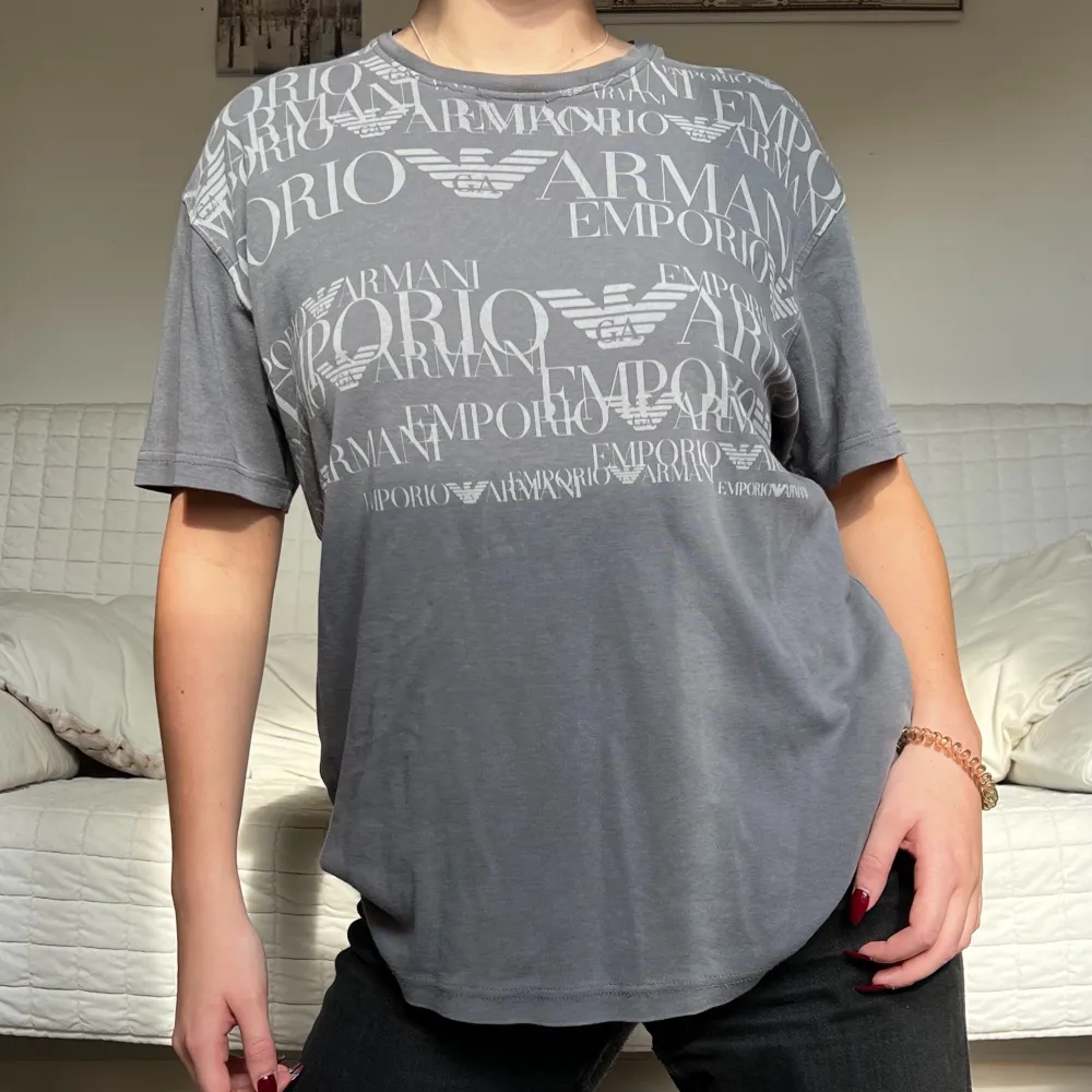 Säljer denna tröja från Armani. Det står inte storlek men uppskattar till M/L❤️. T-shirts.
