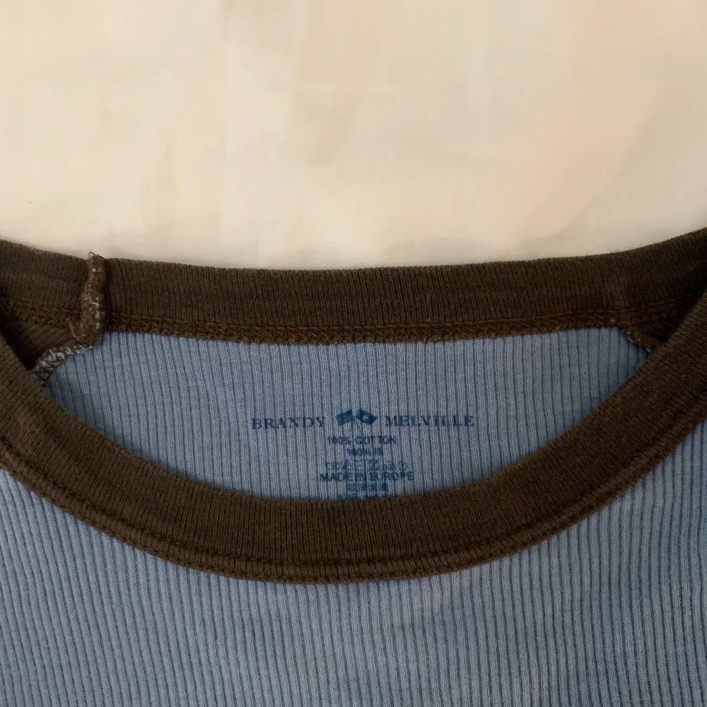 Super gullig tröja från Brandy Melville. Säljer den då den inte kommer till användning. Materialet är stretchigt så kan passa mellan XS-M. Köparen står för frakt (63kr).. Toppar.