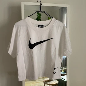 Nike T-shirt strl M - Nike T-shirt i storlek M. Croppad modell. I gott skick. 