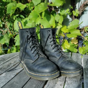 Dr. Martens  - har haft och älskat dem i ca 2 år men använder inte så mycket längre😌 de är i bra skick utöver lite patina:) kan mötas upp i stockholm eller frakt för 69kr
