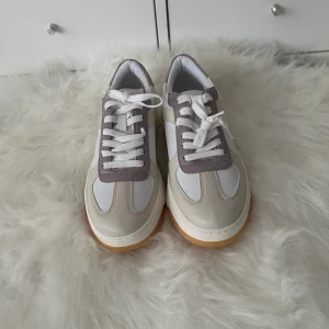 Sneakers - Ett par nya skor i storlek 38 men kan även passa storlek 37. Aldrig använda 