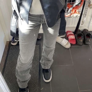 Gina jeans - Säljer dessa jeans från gina tricot på grund av att jag köpte en storlek för stor. Ord pris 400💞