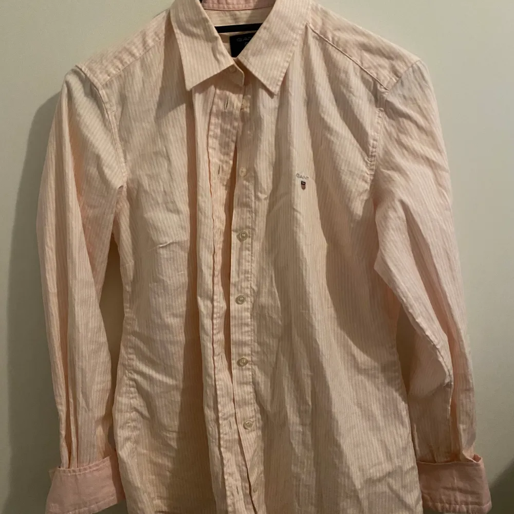 Rosa vit randig skjorta från gant. Den är i mycket fint skick då den knappt är använd. Köparen står för frakten och betalning sker via Swish ☺️. Skjortor.