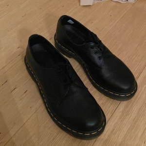 Dr.martens  - Använder aldrig och har knappt använt. Som nya. Orginalpris 1800kr. Frakt tillkommer 