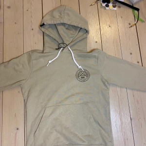 DOPE hoodie  - Nyskick  Använd typ 2 gånger  Säljer påhgrund utav att den inte kommer till användning  Nypris 600 Mitt pris 300 