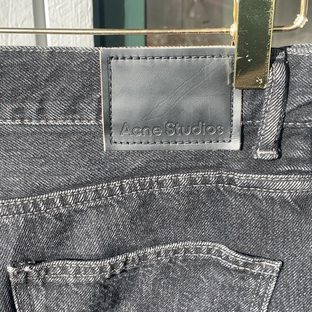 Acne studios 1977 bootcut denim 29/32. Super nice slim bootcut jeans. Perfekta för vintern. Använda ett fåtal gånger.  Cond:9/10 . Jeans & Byxor.