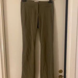 Low waist byxor - Ett par super snygga lågmidjade gröna byxor från weekday ❣️ använda 2 gånger och i nyskick. 