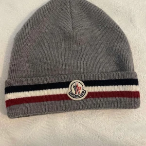 Moncler mössa - Fin och schysst moncler mössa (ÄKTA)