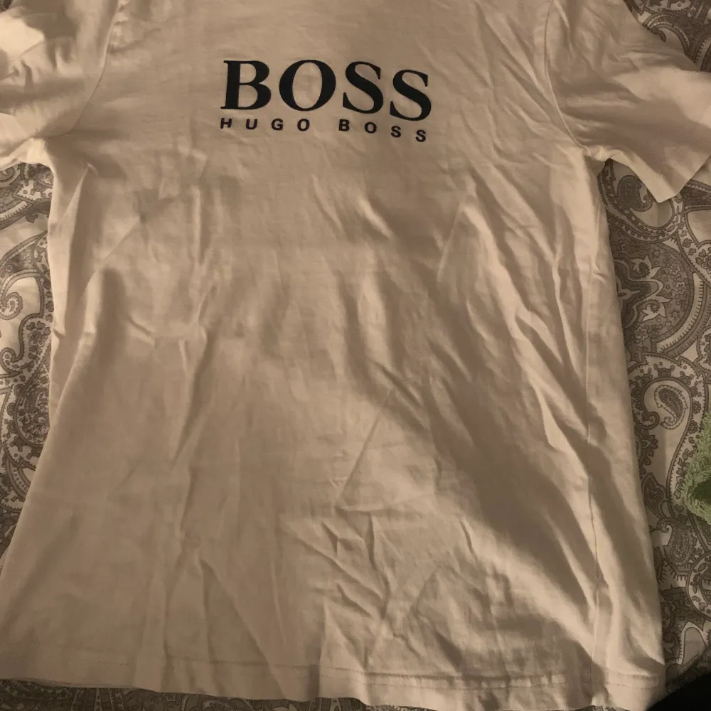 Nu säljs denna vita Hugo boss tröja för barn, köpt på johnells för ca 350-400kr säljs nu för att den är liten, strl 138. (Vit med marinblå text). Toppar.