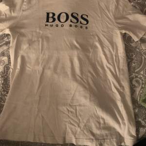 Nu säljs denna vita Hugo boss tröja för barn, köpt på johnells för ca 350-400kr säljs nu för att den är liten, strl 138. (Vit med marinblå text)