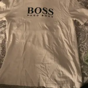 Nu säljs denna vita Hugo boss tröja för barn, köpt på johnells för ca 350-400kr säljs nu för att den är liten, strl 138. (Vit med marinblå text)