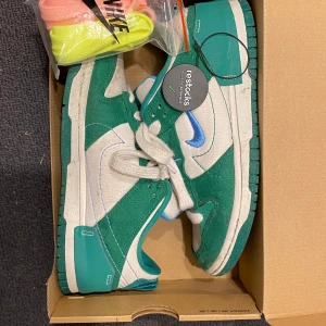 Nike dunk disrupt 2  - Gröna Nike dunks, använda Max 10 gånger. Går att tvätta bort allt smuts eftersom skon är i tyg! Köpta på retstocks för 2300kr. Kan tänka mig att byta mot ett par chestnut uggs om någon sitter på ett par sånna!!