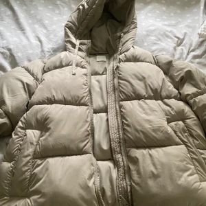 Vinterjacka - Den gröna populära jackan från Hm! Vet ej storleken men tror M, passar mig som oftast har S💞Har ett bud på 350+frakt!