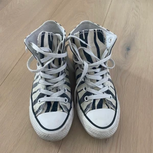 Converse  - Ett par zebra mönstrade Converse i bra skick. Storlek 36.5 