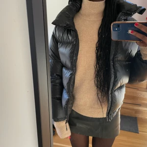 Vinterjacka - Säljer denna svarta vinterjackan från puma som är jättevarm och puffer❤️Är min absolut favorit men vill helst köpa en annan jacka🙏🏾 Nypris på ca 1800kr! Säljer för 866kr inklusive spårbarfrakt❤️