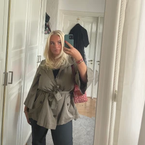 Jacka - Intressekoll på min jättefina korta trenchcoat liknande jacka från Stockholm LM!!! Köpt vintage men är i jättefint skick💞💞 buda gärna 