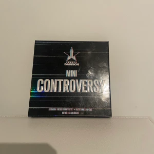 jeffree star cosmetics mini controversy - Knappt använd jeffree star cosmetics mini controversy palette. Har ej original förpackning kvar. Vet ej original pris.