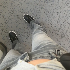 Jättefina lågmidjade jeans från zara - Knappt använda då de är allt för stora i midjan nu, men älskar de annars!. Bra passform och skön på