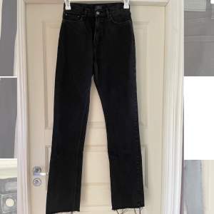 Jeans i en rak modell från Nelly.com med medelhög midja💗står ingen storlek men passar S/M💗är super långa i benen!💗använd fåtal gånger
