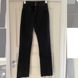 Jeans från nelly - Jeans i en rak modell från Nelly.com med medelhög midja💗står ingen storlek men passar S/M💗är super långa i benen!💗använd fåtal gånger