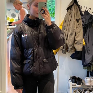 Vinterjacka från Fila - Säljer min älskade vinterjacka ifrån Fila. Storlek XS men sitter oversize på mig. Köpte den i New York för 1000 kr. Bra skick 💕 Köparen står för frakt 🦋 Kan gå ner i pris vid snabb affär 🌸