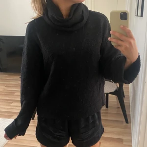 Polotröja  - Tjock o varm polotröja från Lindex strl xs. Köpt för 500kr men den är välanvänd och därav i använt skick, så sälj billigt 🤎frakt 66kr