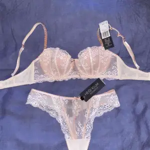 Oanvänt set från från Heidi Klum intimates.  70 C på Bhn och S på trosorna 