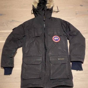 Canada goose jacka herr  - Säljer en retro Canada goose jacka i storlek S! Varan är lit missfärgad och har vissa slitningar men fungerar utmärkt utöver det!