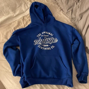Hoodie - Mörkblå mysig hoodie. Är i bra skick, nästan aldrig använd❤️