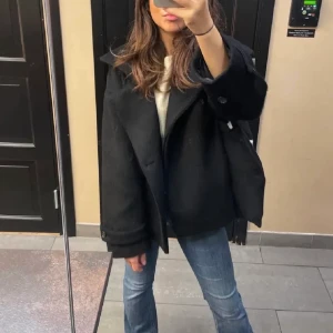 Arket Fuzzy Wool-Blend kappa  - Säljer denna populära helt oanvända kappa från arket. Helt slutsåld på hemsidan. Nypris 1790kr. Kan såklart skicka fler bilder om önskas! 🤍Storlek 36 men oversized. Kan mötas upp i centrala Stockholm samt posta. 🤍