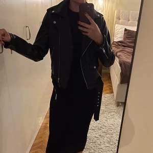 Skinnjacka - Svart skinnjacka från Zara.