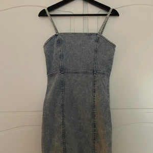 Jeansklänning - En snygg jeansklänning från H&M, nyskick knappt använd.