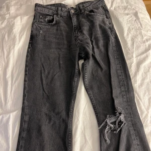 Full length flare jeans Gina tricot - Ett par full length flare jeans från Gina tricot i storlek 36. Väldigt små i storleken har aldrig använt. Tappade bort returseden så säljer de istället.