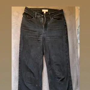Svarta Jeans från H&M. Straight leg. Storlek 36. Använda fåtal gånger. 150kr + frakt (cirka 50kr)