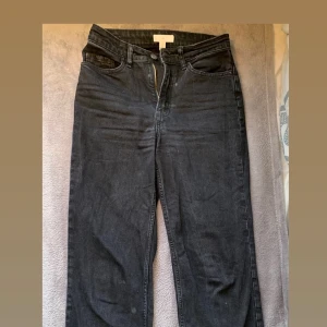 Straight Leg Svarta Jeans - Svarta Jeans från H&M. Straight leg. Storlek 36. Använda fåtal gånger. 150kr + frakt (cirka 50kr)