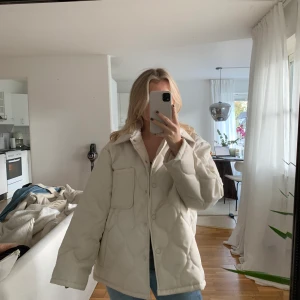 Beige jacka  - Säljer min fina beiga jacka från Gina tricot som är köpt för 700kr och aldrig använd🥰 Storlek 38, passar mig som normalt är en 36/S men köpt för att vara mer oversized 😍