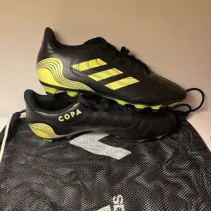 Helt nya Adidas Copa fotbollsskor, fortfarande väldigt bra skick! Plus väskan med på köpet