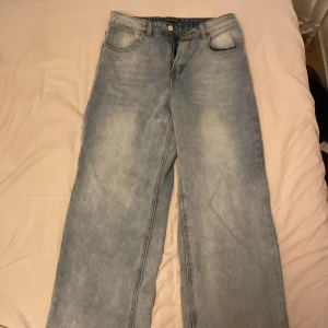 Jeans från SHEIN  - Säljer mina blåa jeans, helt oanvända. 