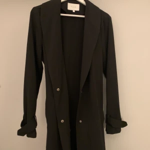 Trenchcoat  - Stilig trenchcoat från Vila som tyvärr inte kommer till användning hos mig. Endast använd några gånger. Säljer för 450+frakt💕