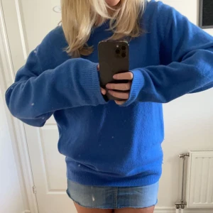 Stickad tröja - Blå stickad tröja från soulland, gjord av ull så det är ett dyrt och så fint material! Nypris är över 2000 och mitt är 500. Det går absolut att diskuteras!