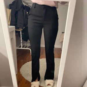 Kostymbyxor från nakd - Svarta kostymbyxor med slits. Från NA-KD strl 32 🖤🖤