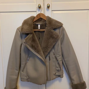 Jacka från Mango - Endast använd en gång, därav att jag säljer den. Storlek XS. Märke: Mango. Inköpt för 699 kr.