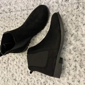 Skor  - Svarta skor storlek 38 