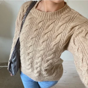 Stickad tröja  - Säljer min stickade tröja från nakd! Köparen står för frakten!💕💕