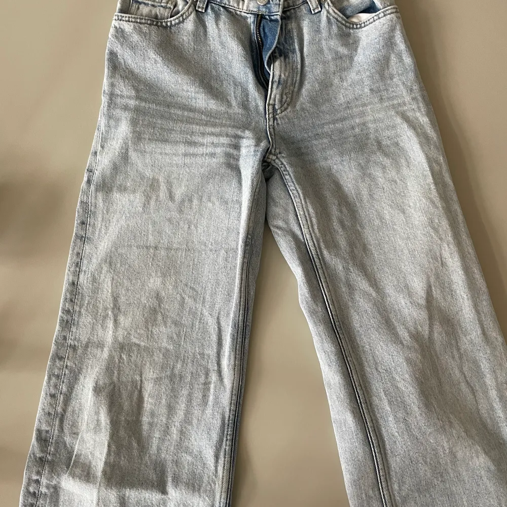 Ett par ljusa raka jeans från Monki, fint skick, storlek 25.. Jeans & Byxor.