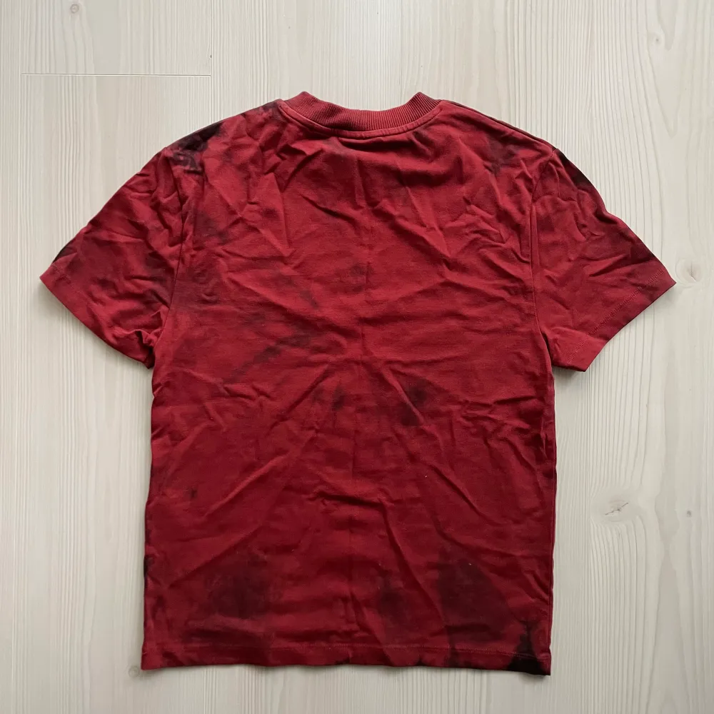 Supercool alternative style t-shirt med kroppsnära fit. Beställt från Asos och aldrig använd, bara legat i garderoben, därav väcken från att ha varit vikt. Superfräsch med andra ord! NYPRIS: 189kr. T-shirts.