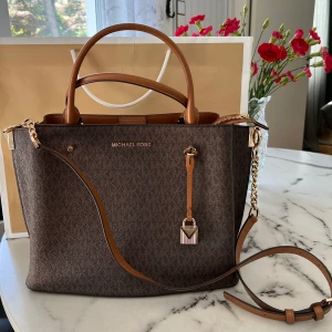 Micheal Kors  - Säljer min Michael Kors, Voyager Medium Logo Tote Bag (Style# 30F8GV6T2B). Den är i väldigt fint skick. Axelbandet går att ta bort för den som föredrar. Ligger ute för 3100 kr, jag säljer min för 1800 (Kvitto & kasse medföljer för den som vill) 💕